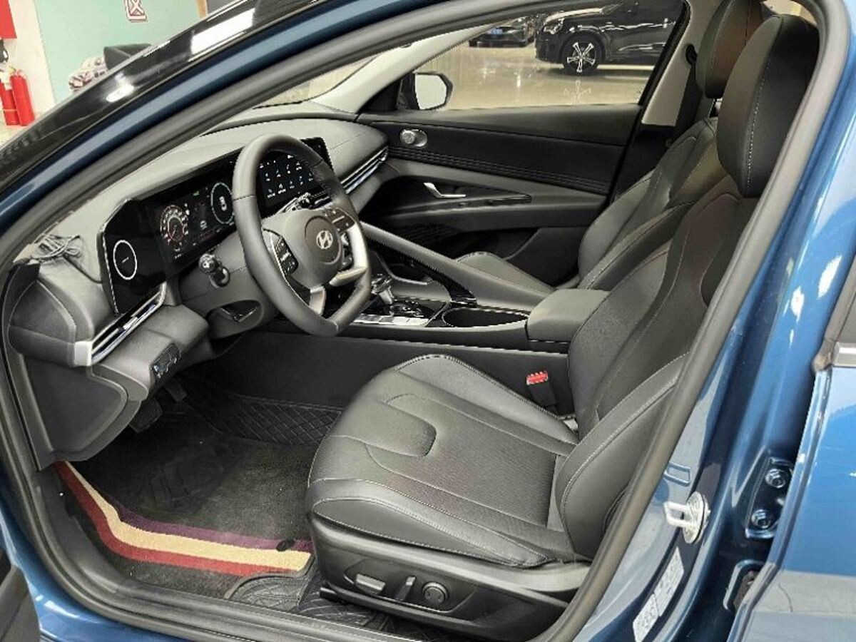 Hyundai Elantra 2023 - фото автомобиля