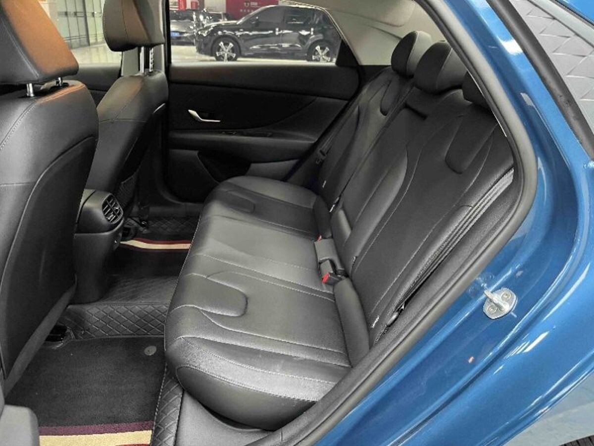 Hyundai Elantra 2023 - фото автомобиля