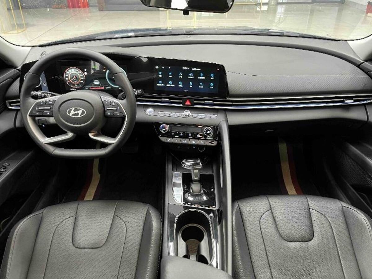 Hyundai Elantra 2023 - фото автомобиля
