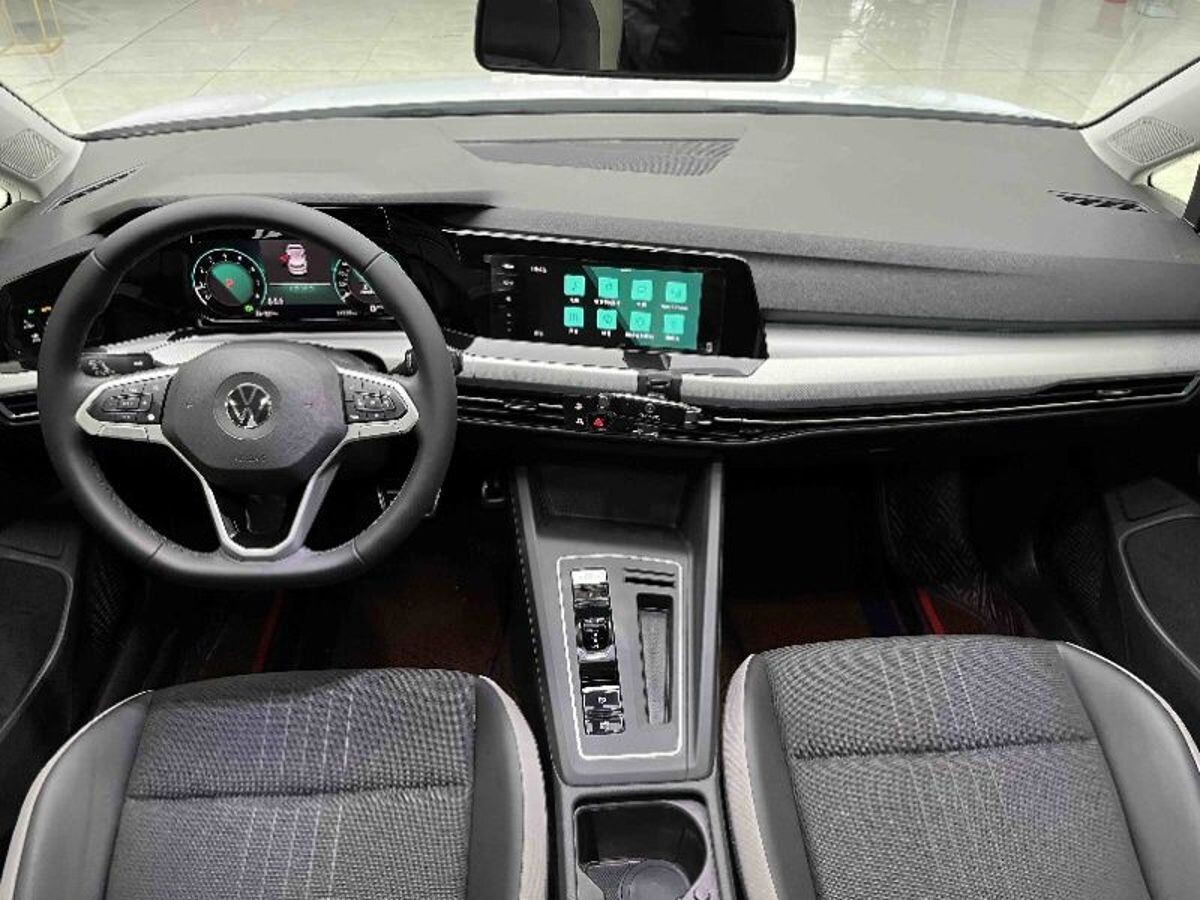 Volkswagen Golf 2021 - фото автомобиля