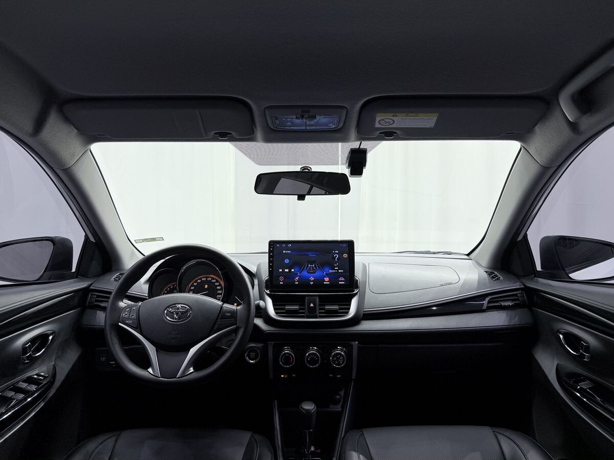 Toyota Yaris 2022 - фото автомобиля