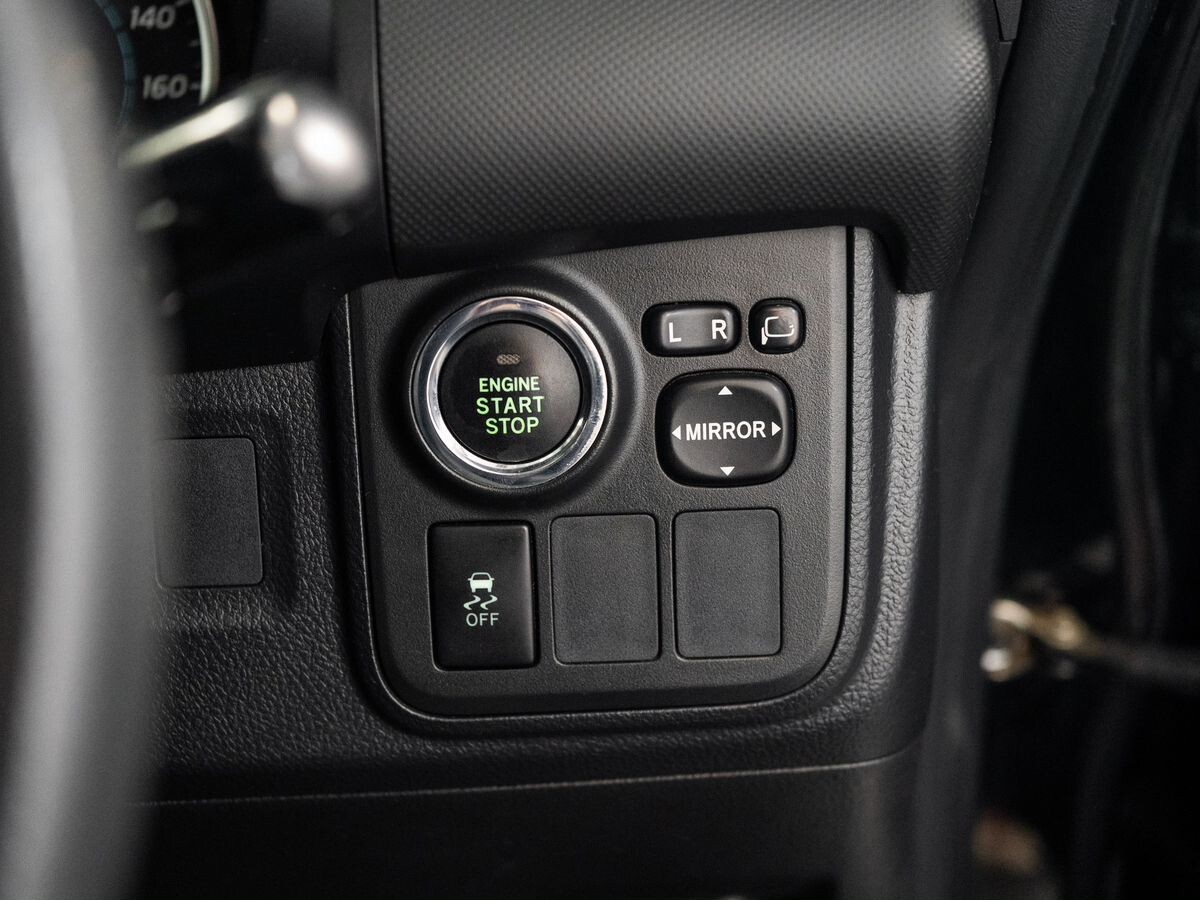 Toyota Wish 2011 - фото автомобиля