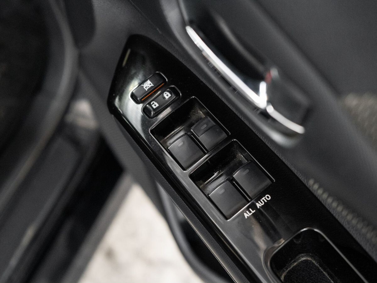 Toyota Wish 2011 - фото автомобиля