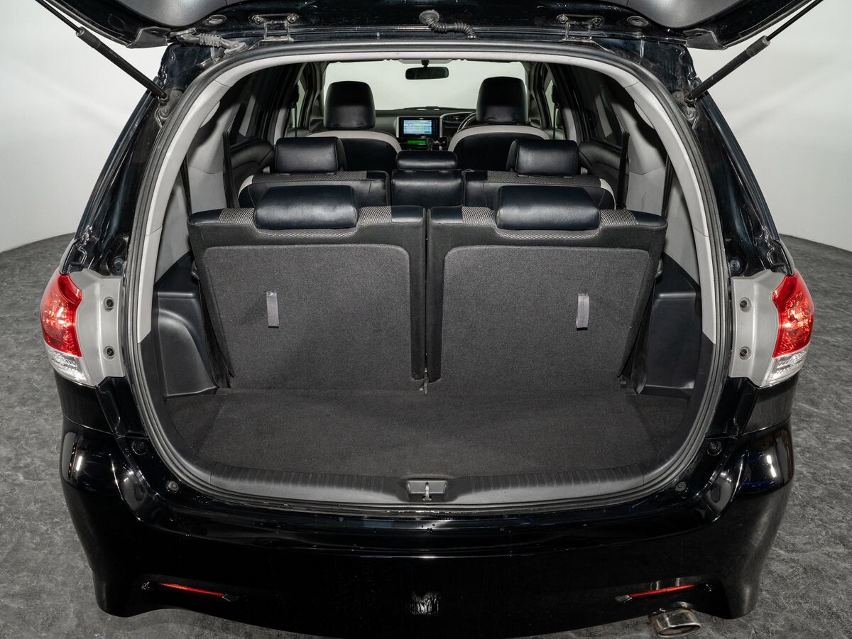 Toyota Wish 2011 - фото автомобиля