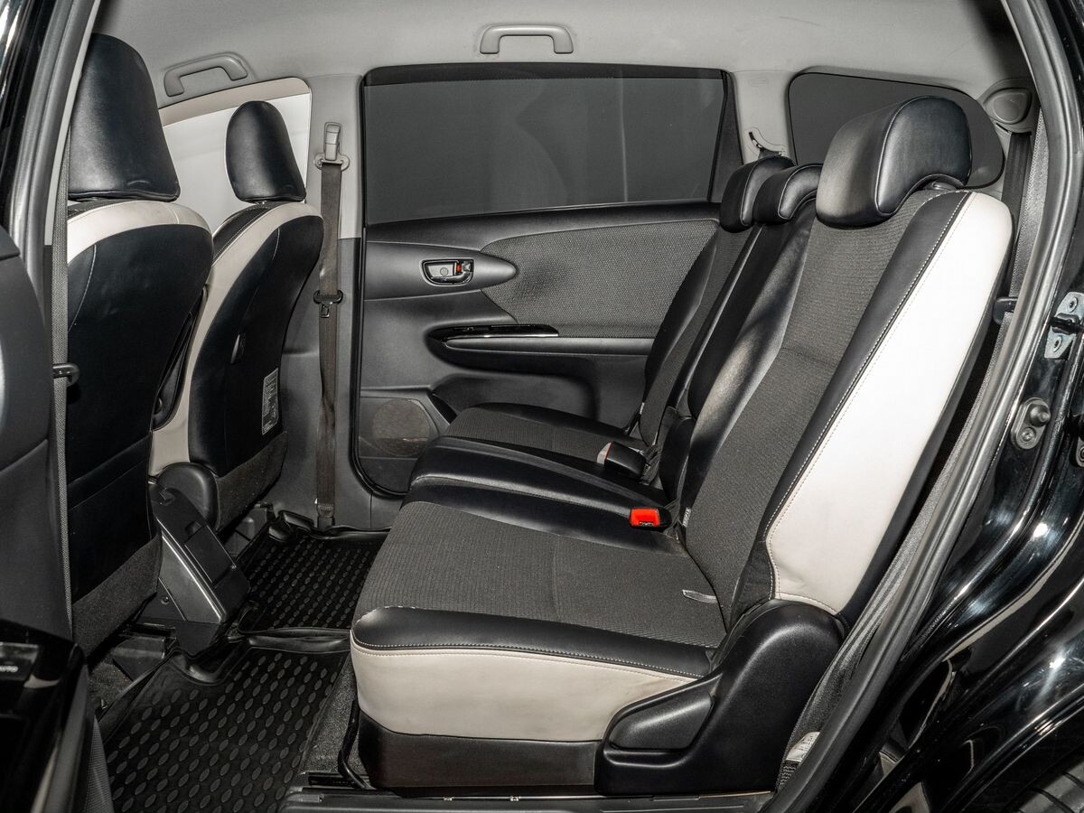 Toyota Wish 2011 - фото автомобиля