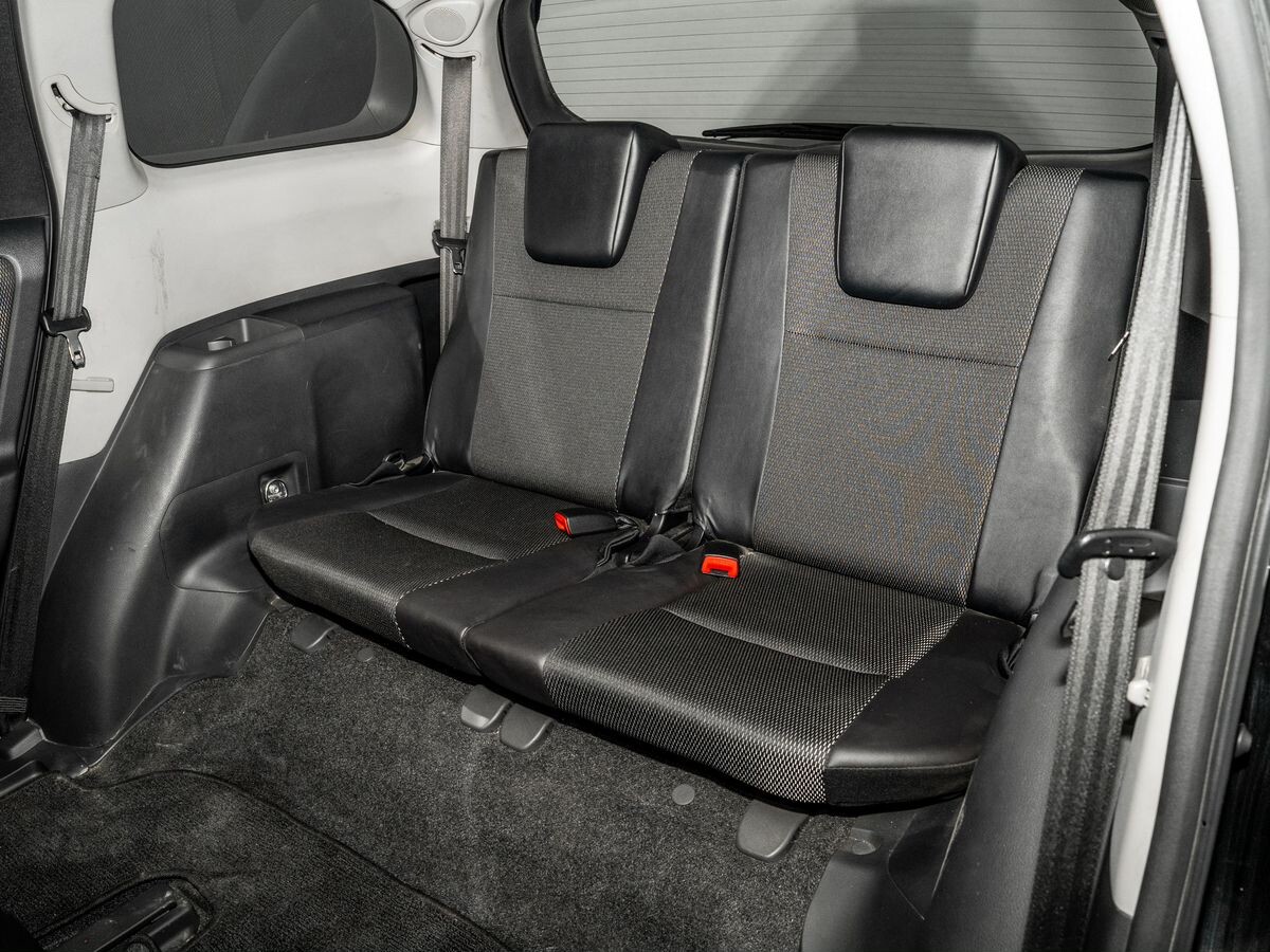 Toyota Wish 2011 - фото автомобиля