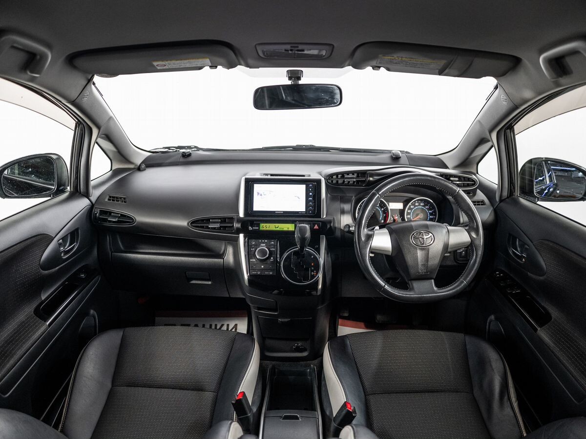 Toyota Wish 2011 - фото автомобиля
