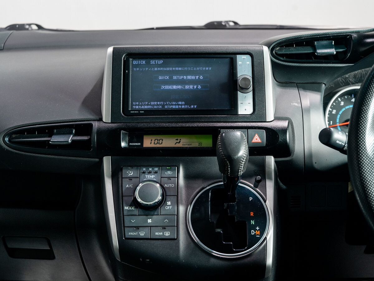 Toyota Wish 2012 - фото автомобиля