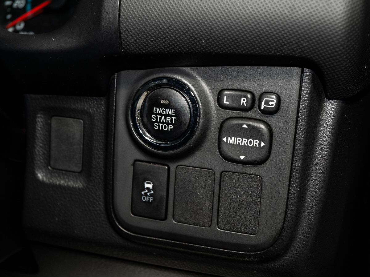 Toyota Wish 2012 - фото автомобиля