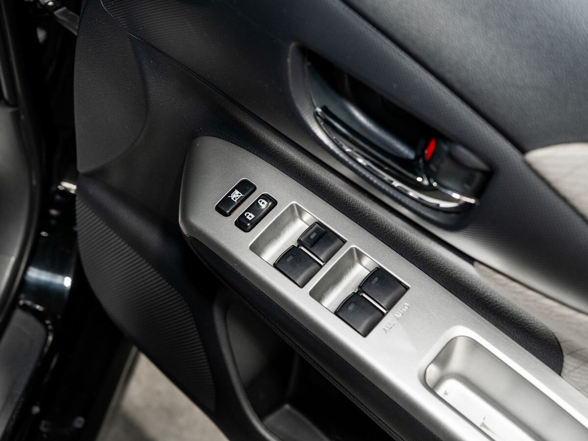 Toyota Wish 2012 - фото автомобиля
