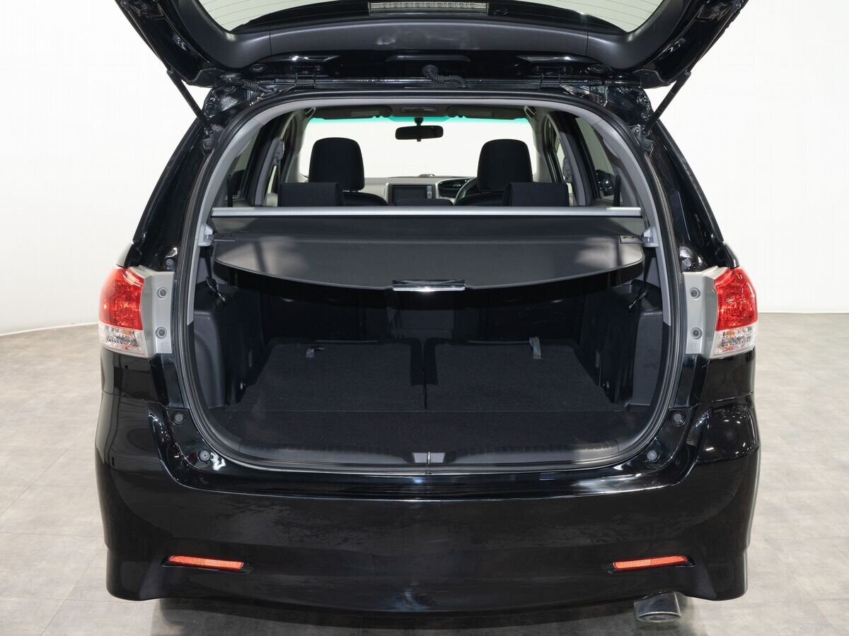 Toyota Wish 2012 - фото автомобиля