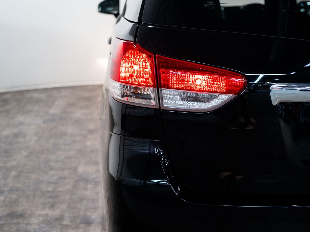 Toyota Wish 2012 - фото автомобиля