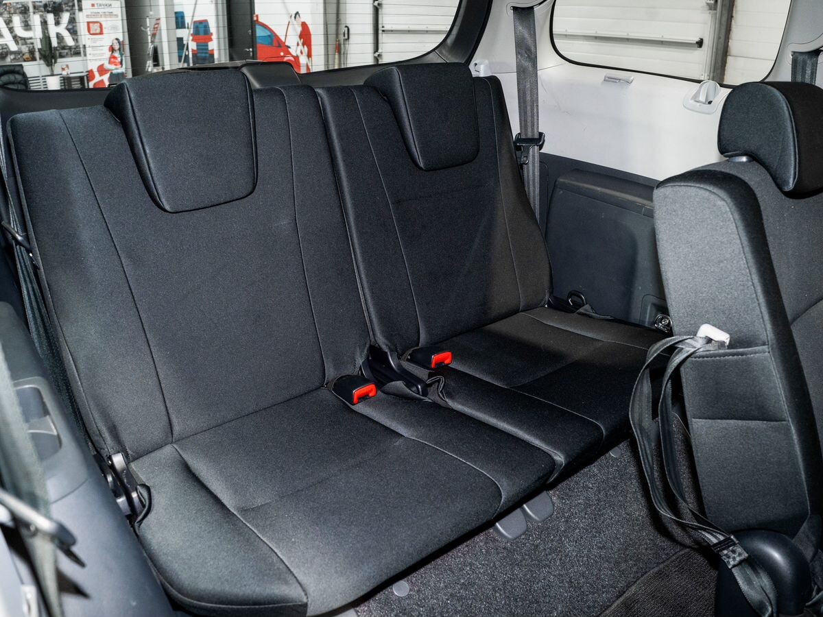 Toyota Wish 2012 - фото автомобиля