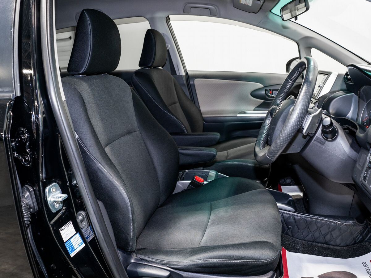 Toyota Wish 2012 - фото автомобиля