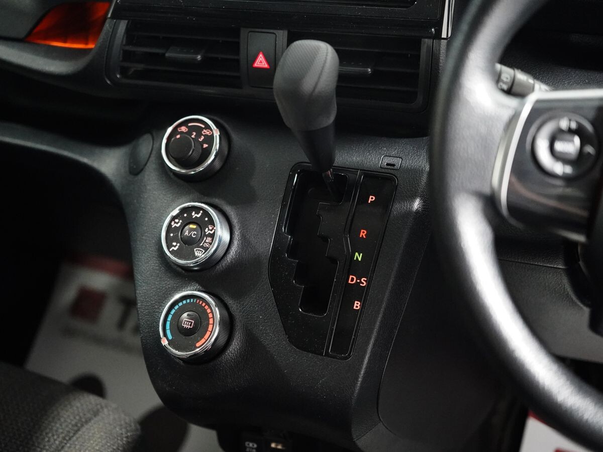 Toyota Sienta 2021 - фото автомобиля