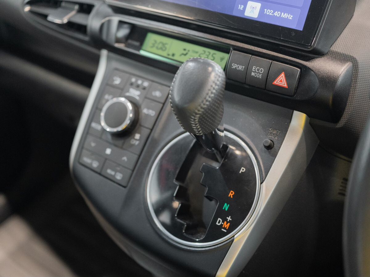 Toyota Wish 2010 - фото автомобиля