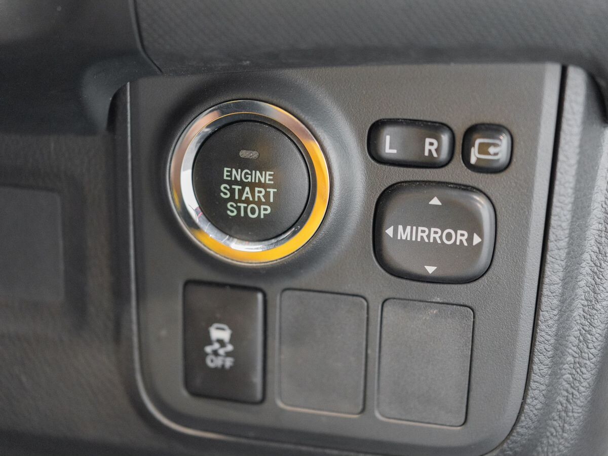 Toyota Wish 2010 - фото автомобиля