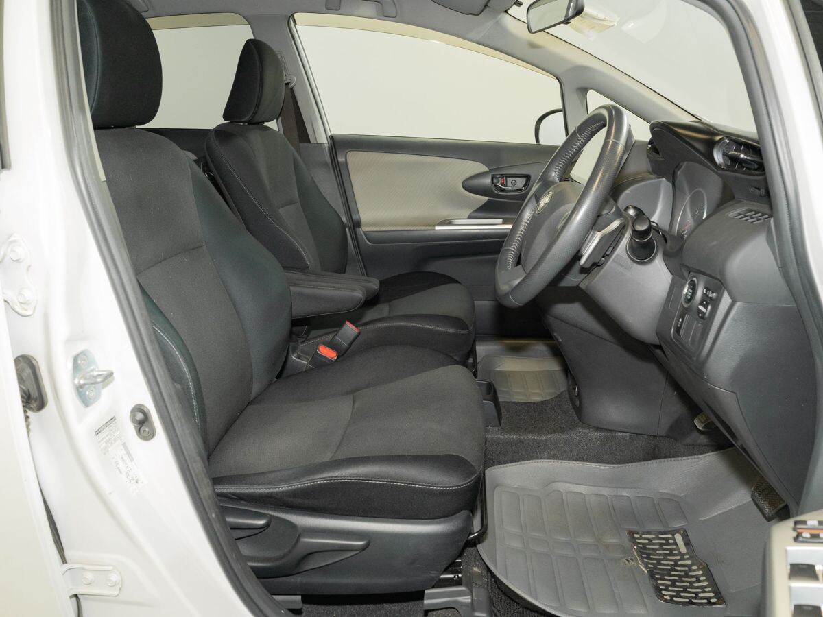 Toyota Wish 2010 - фото автомобиля