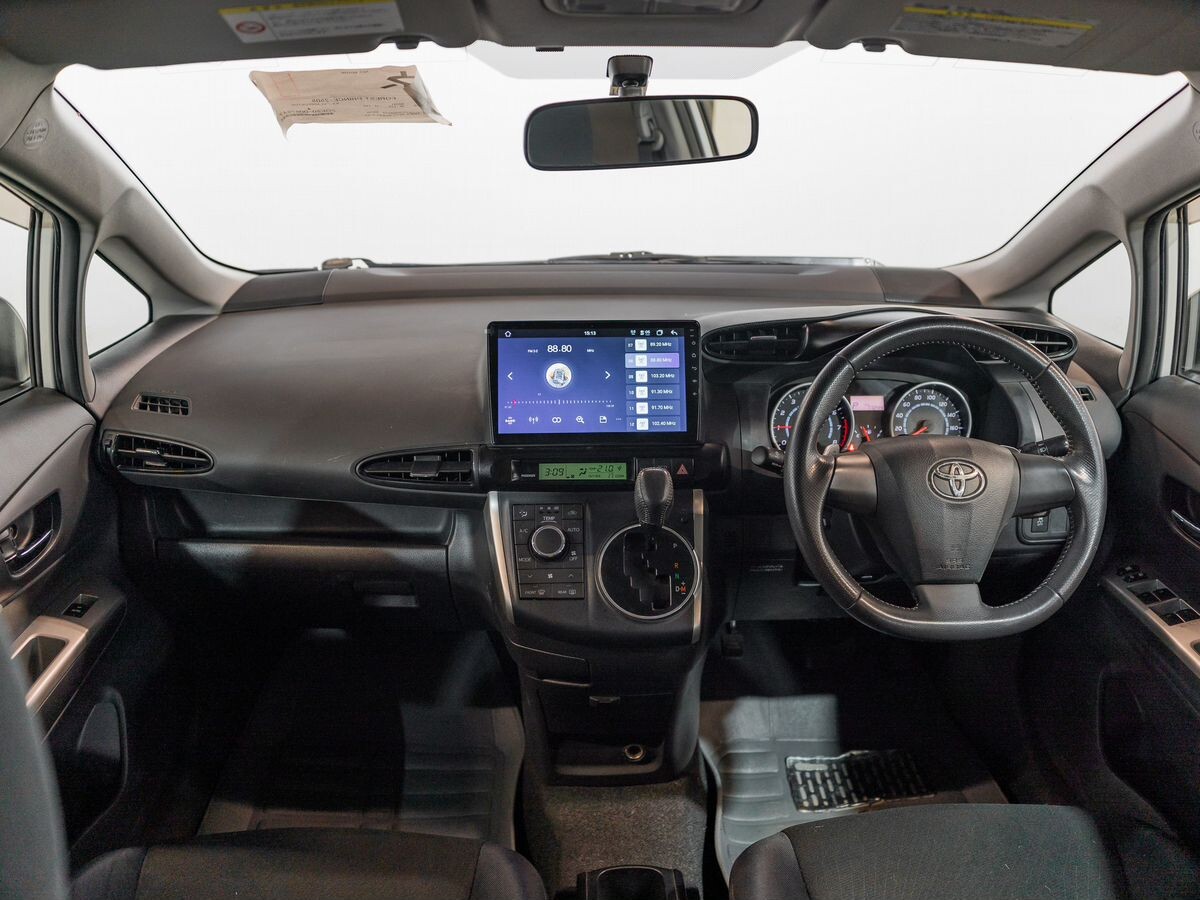 Toyota Wish 2010 - фото автомобиля