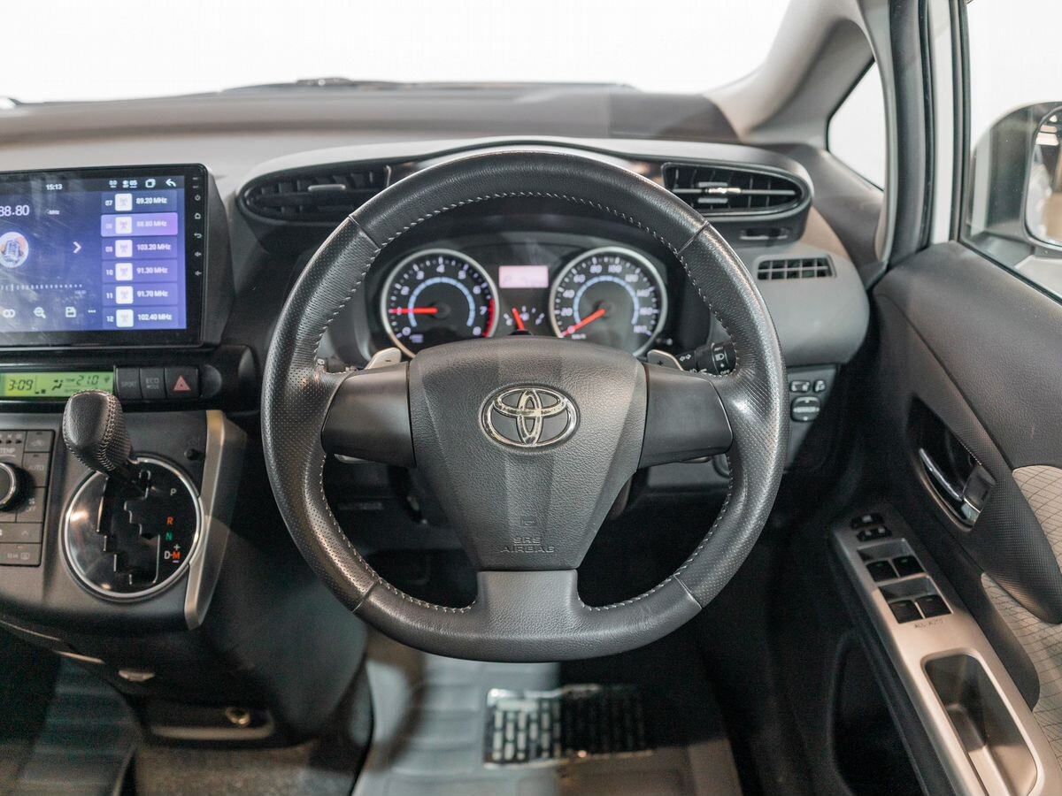 Toyota Wish 2010 - фото автомобиля
