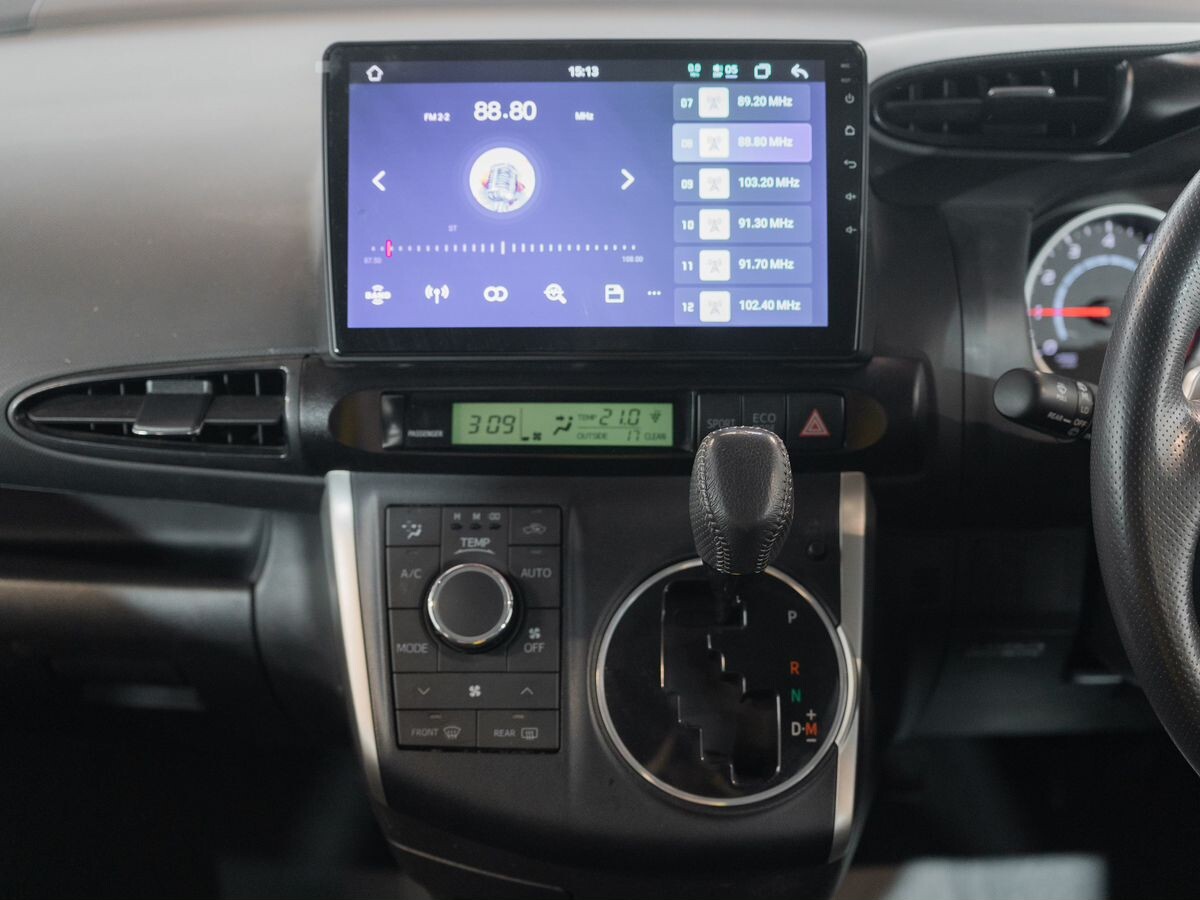 Toyota Wish 2010 - фото автомобиля