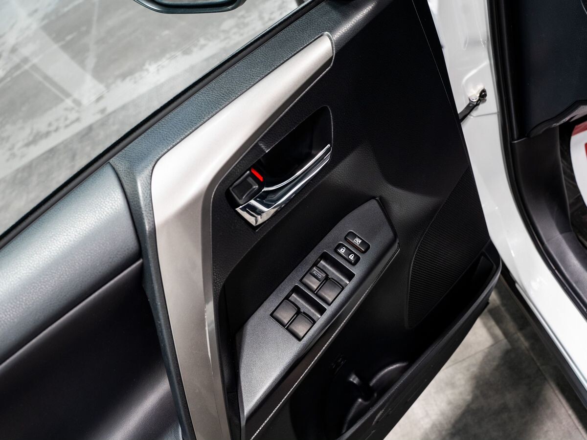 Toyota RAV4 2018 - фото автомобиля