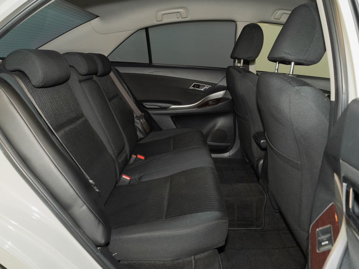 Toyota Premio 2017 - фото автомобиля