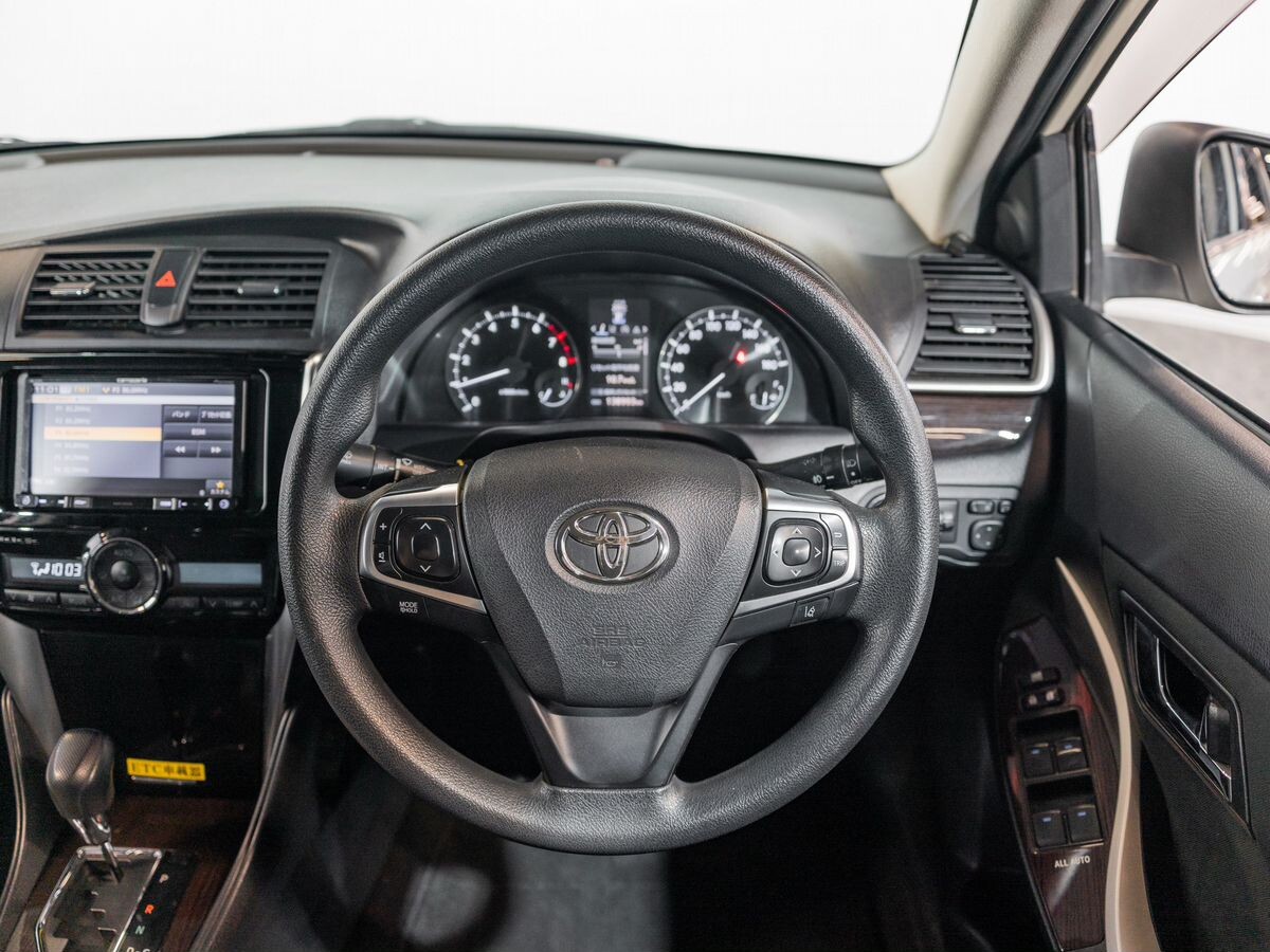 Toyota Premio 2017 - фото автомобиля