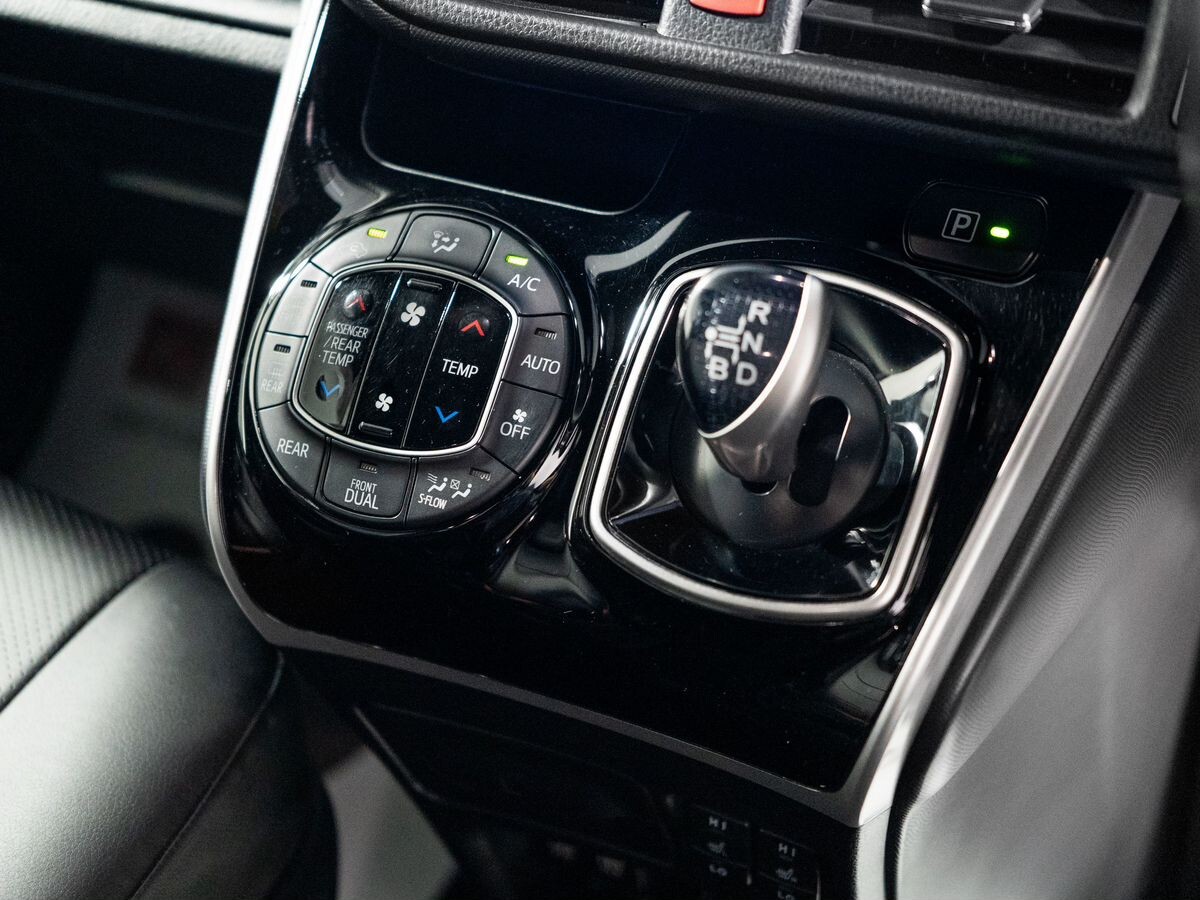 Toyota Voxy 2018 - фото автомобиля