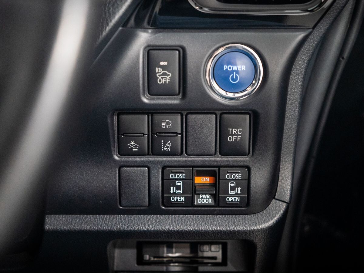 Toyota Voxy 2018 - фото автомобиля