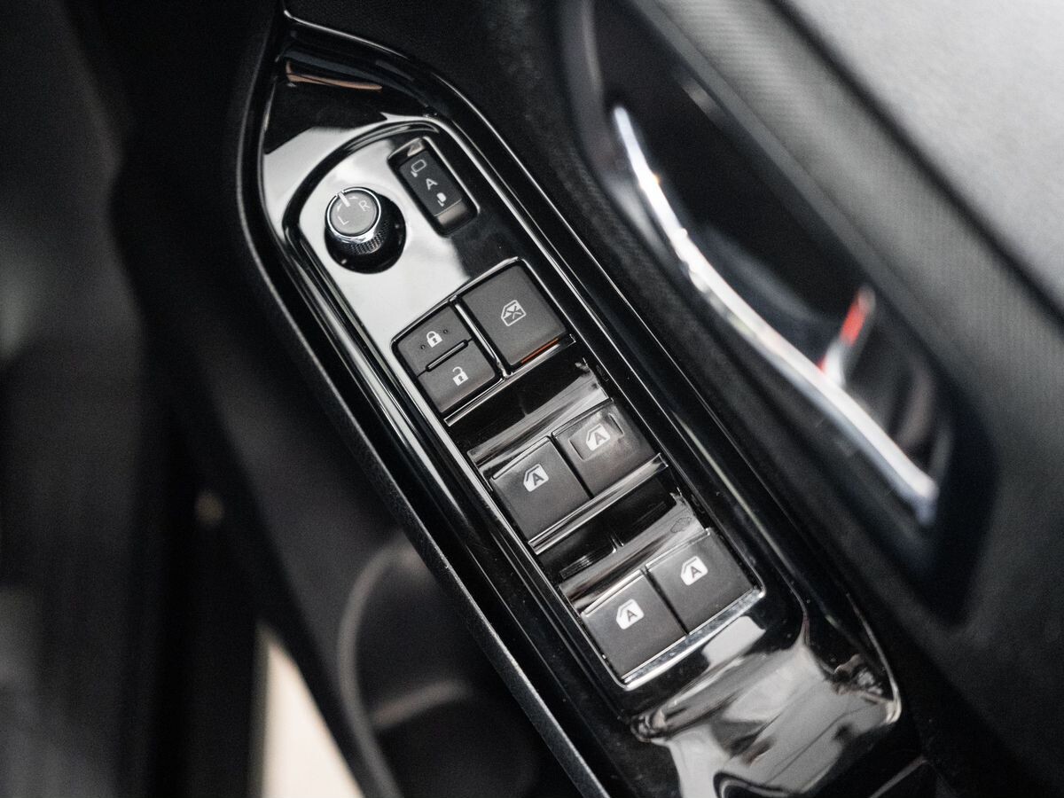 Toyota Voxy 2018 - фото автомобиля
