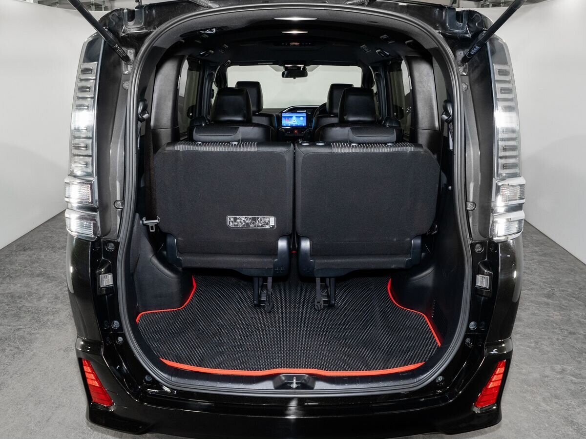 Toyota Voxy 2018 - фото автомобиля
