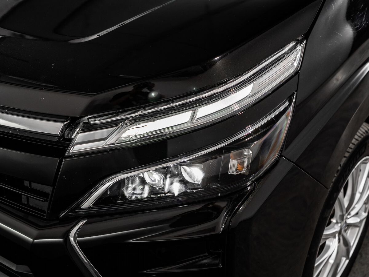 Toyota Voxy 2018 - фото автомобиля