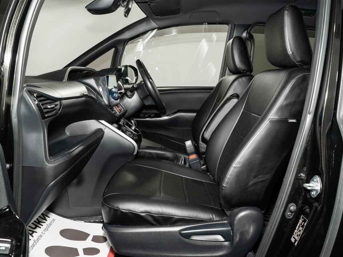 Toyota Voxy 2018 - фото автомобиля