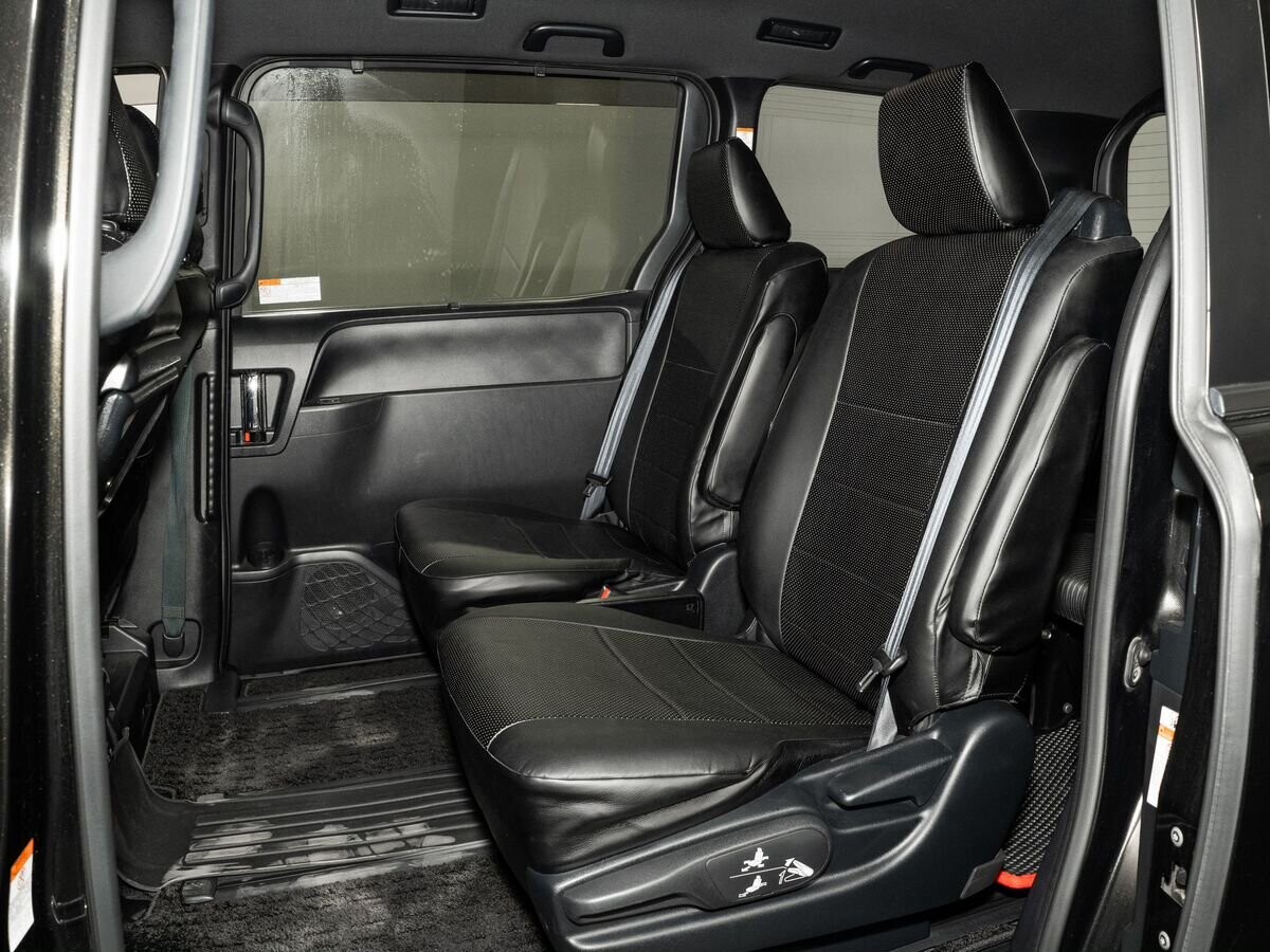 Toyota Voxy 2018 - фото автомобиля
