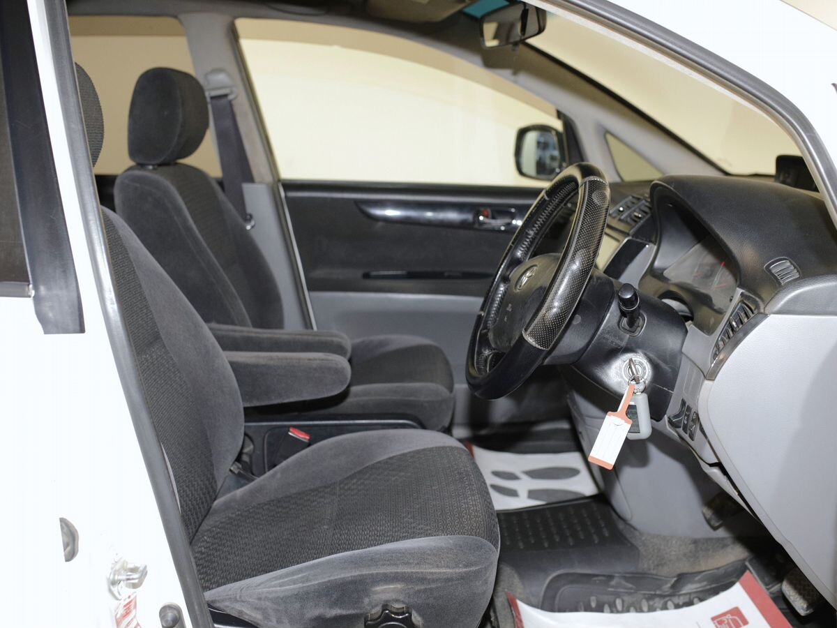 Toyota Ipsum 2002 - фото автомобиля