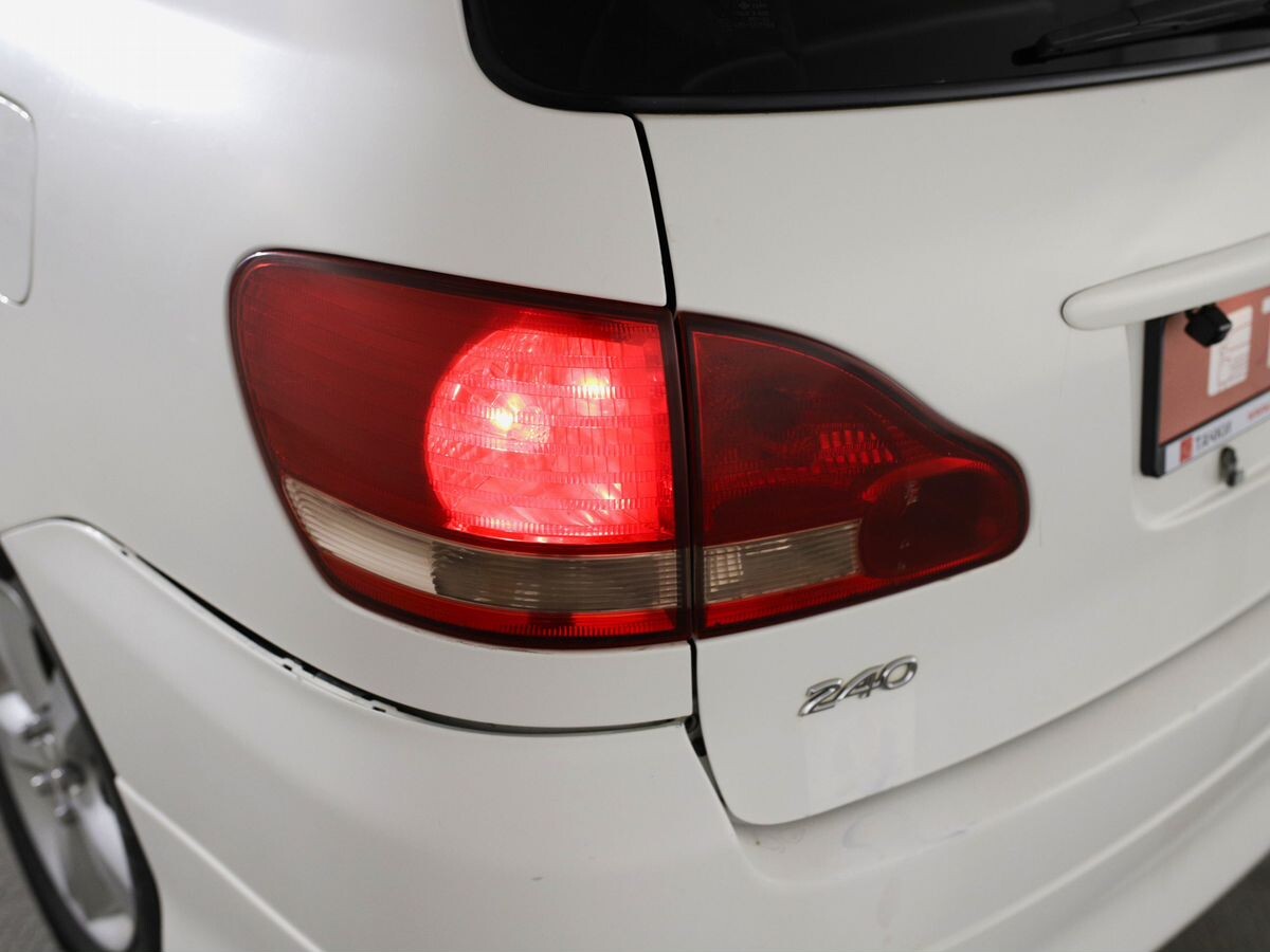 Toyota Ipsum 2002 - фото автомобиля