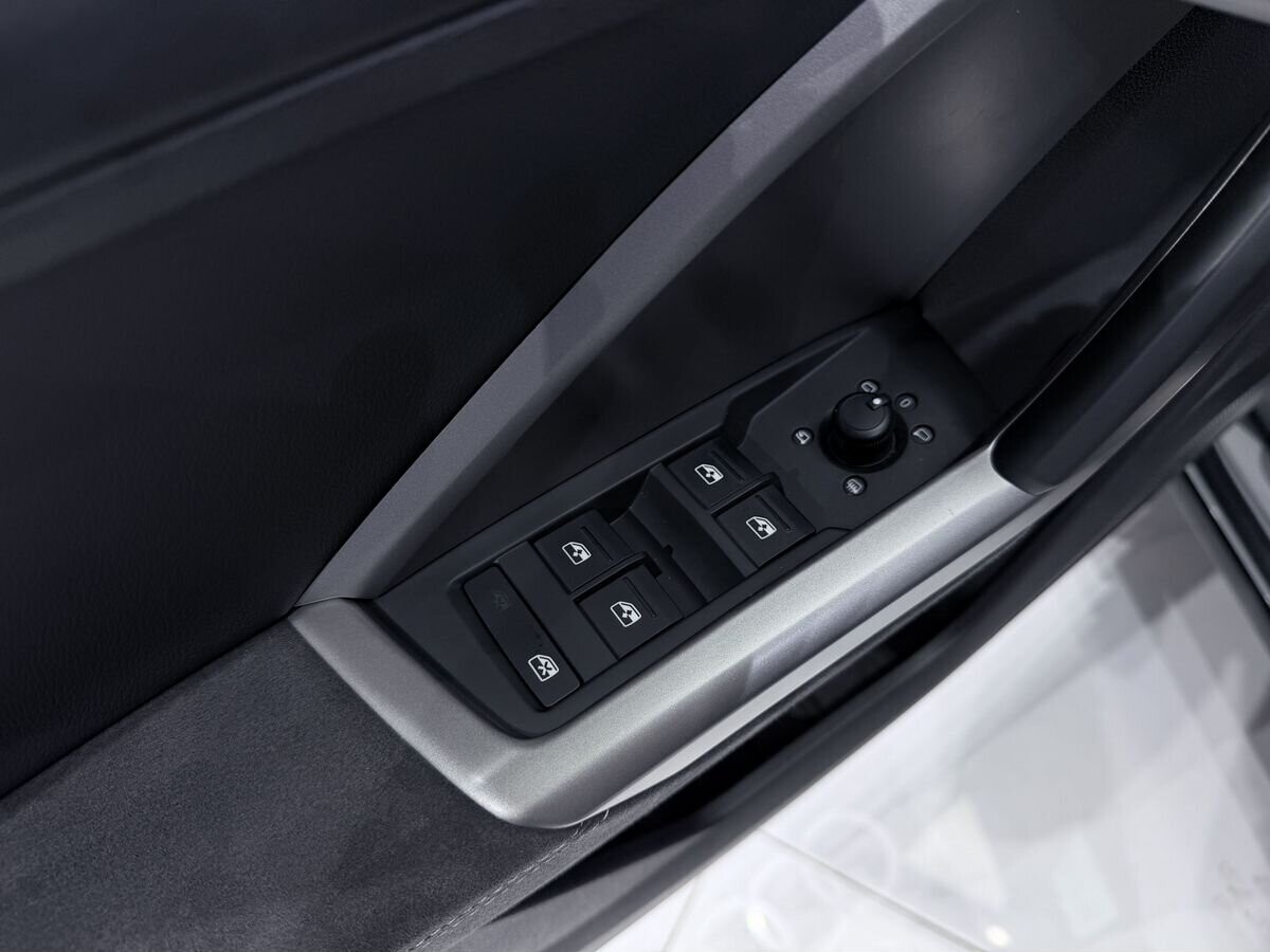 Audi Q3 2023 - фото автомобиля
