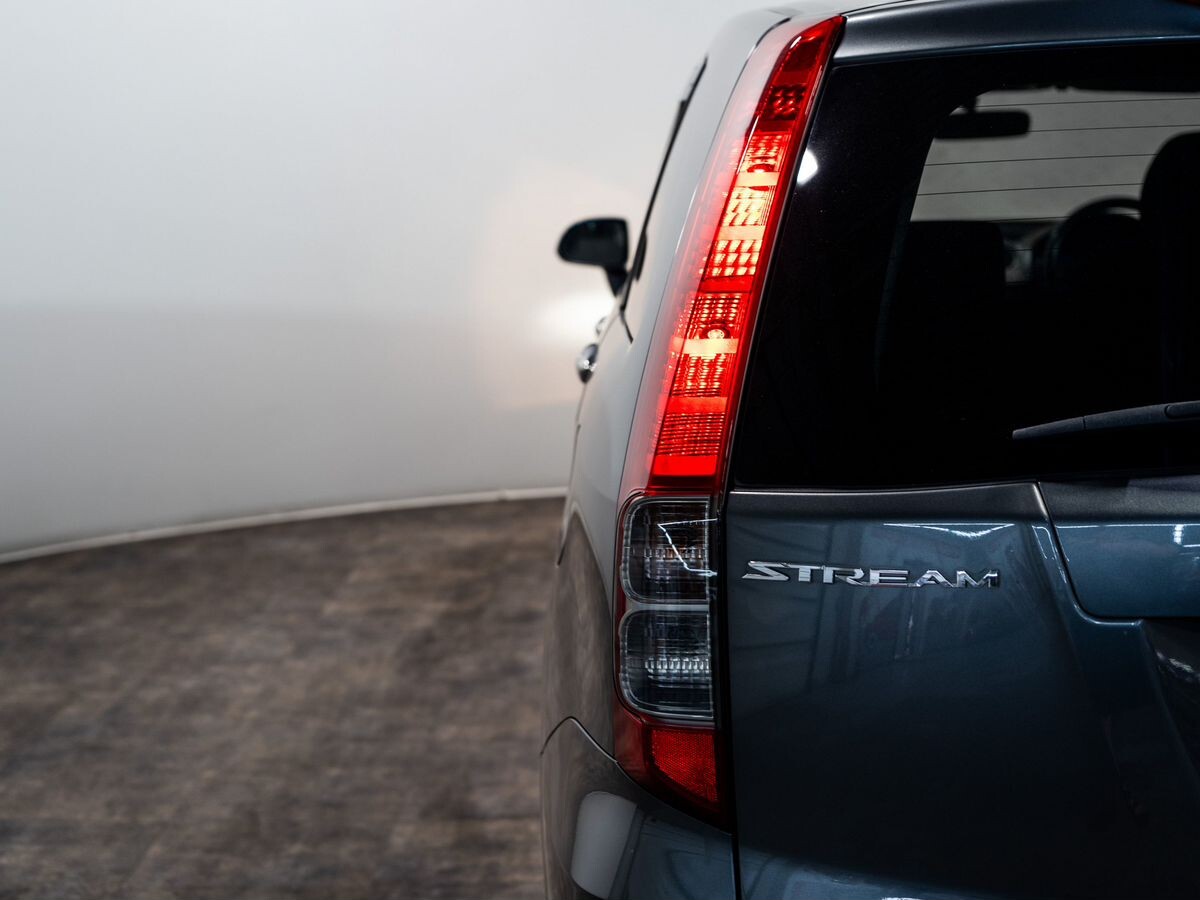 Honda Stream 2009 - фото автомобиля