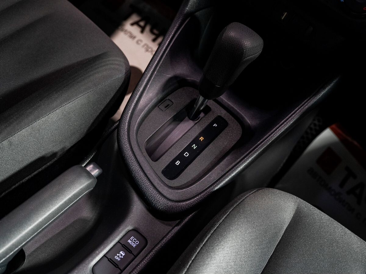 Toyota Yaris 2020 - фото автомобиля