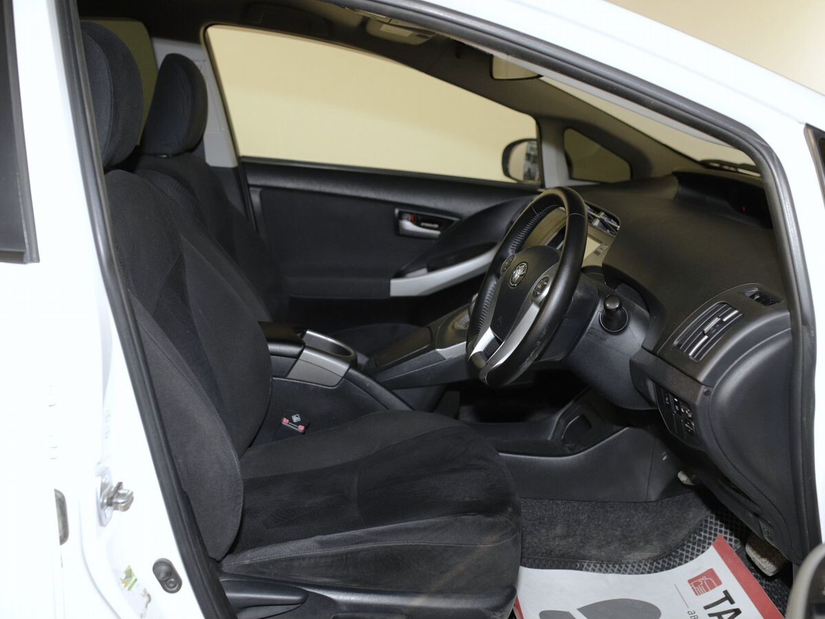 Toyota Prius 2013 - фото автомобиля