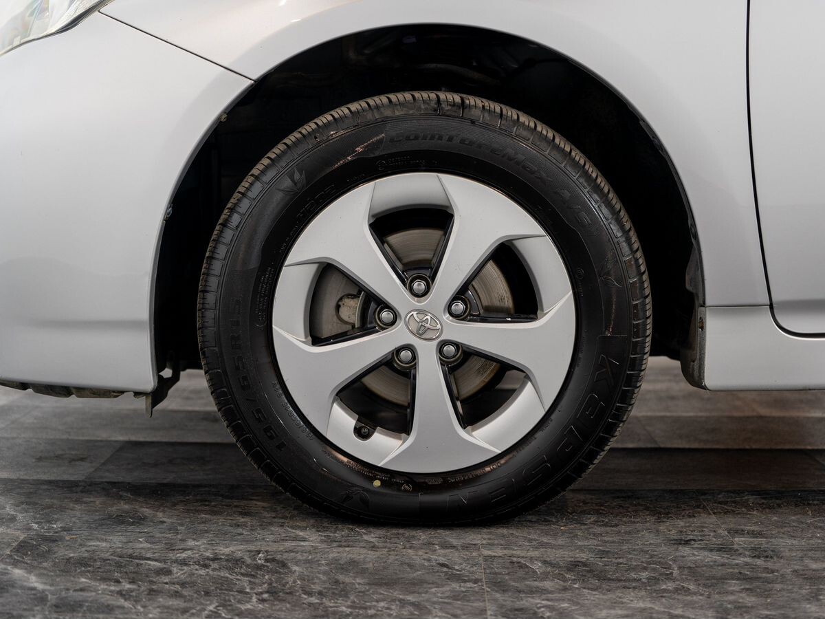 Toyota Prius 2013 - фото автомобиля