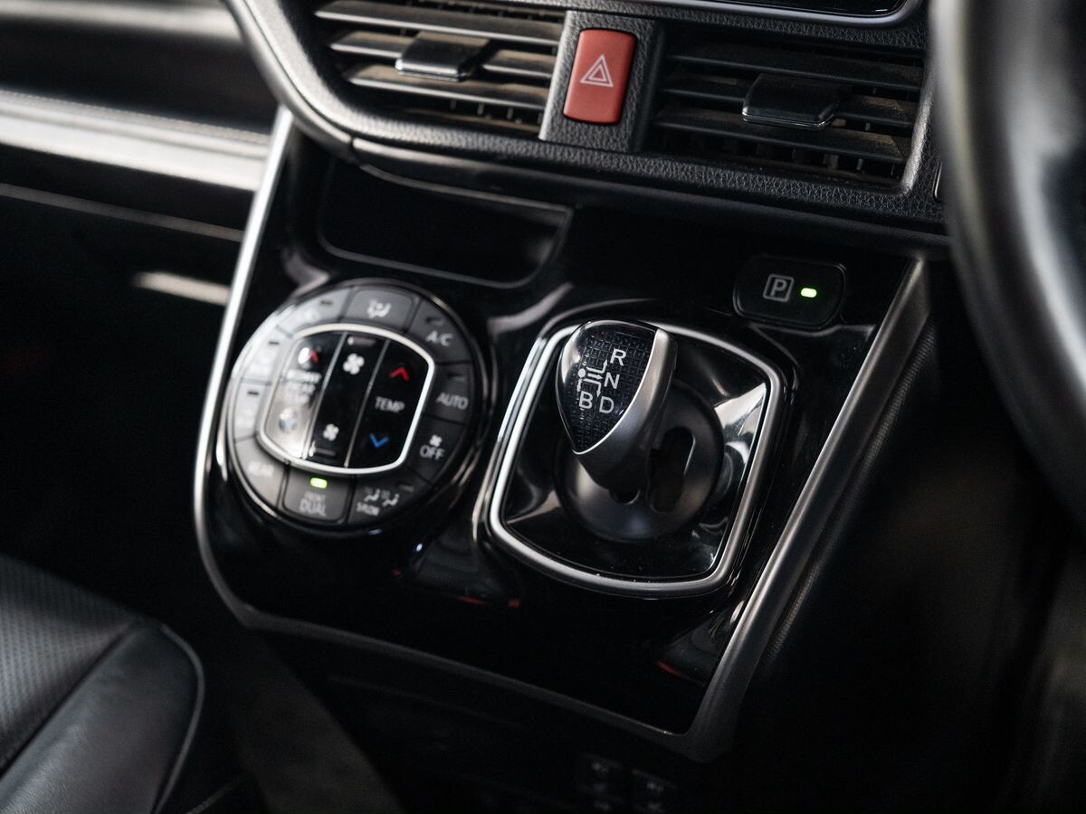 Toyota Esquire 2018 - фото автомобиля