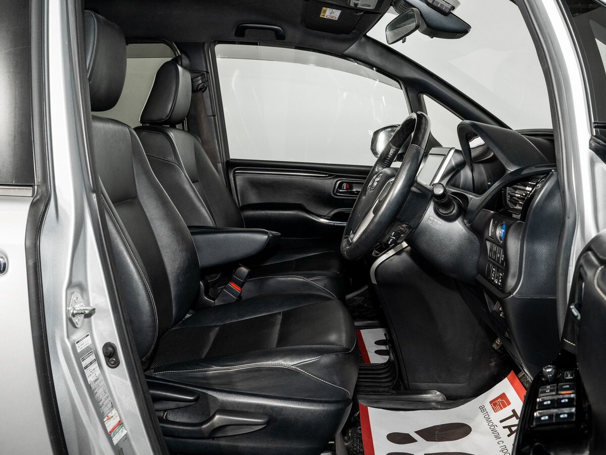 Toyota Esquire 2018 - фото автомобиля