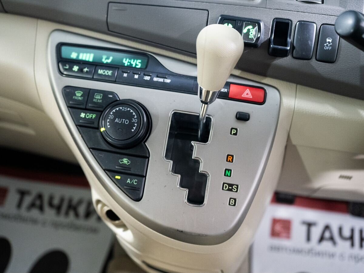 Toyota Isis 2014 - фото автомобиля