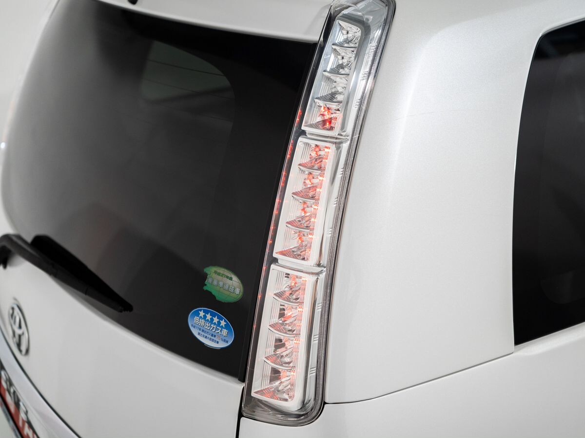 Toyota Isis 2014 - фото автомобиля