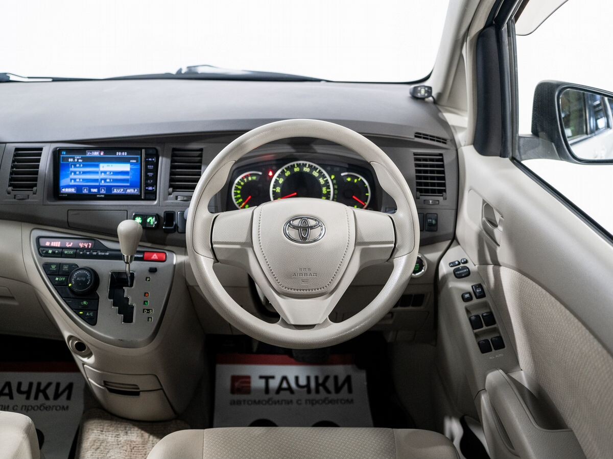 Toyota Isis 2014 - фото автомобиля
