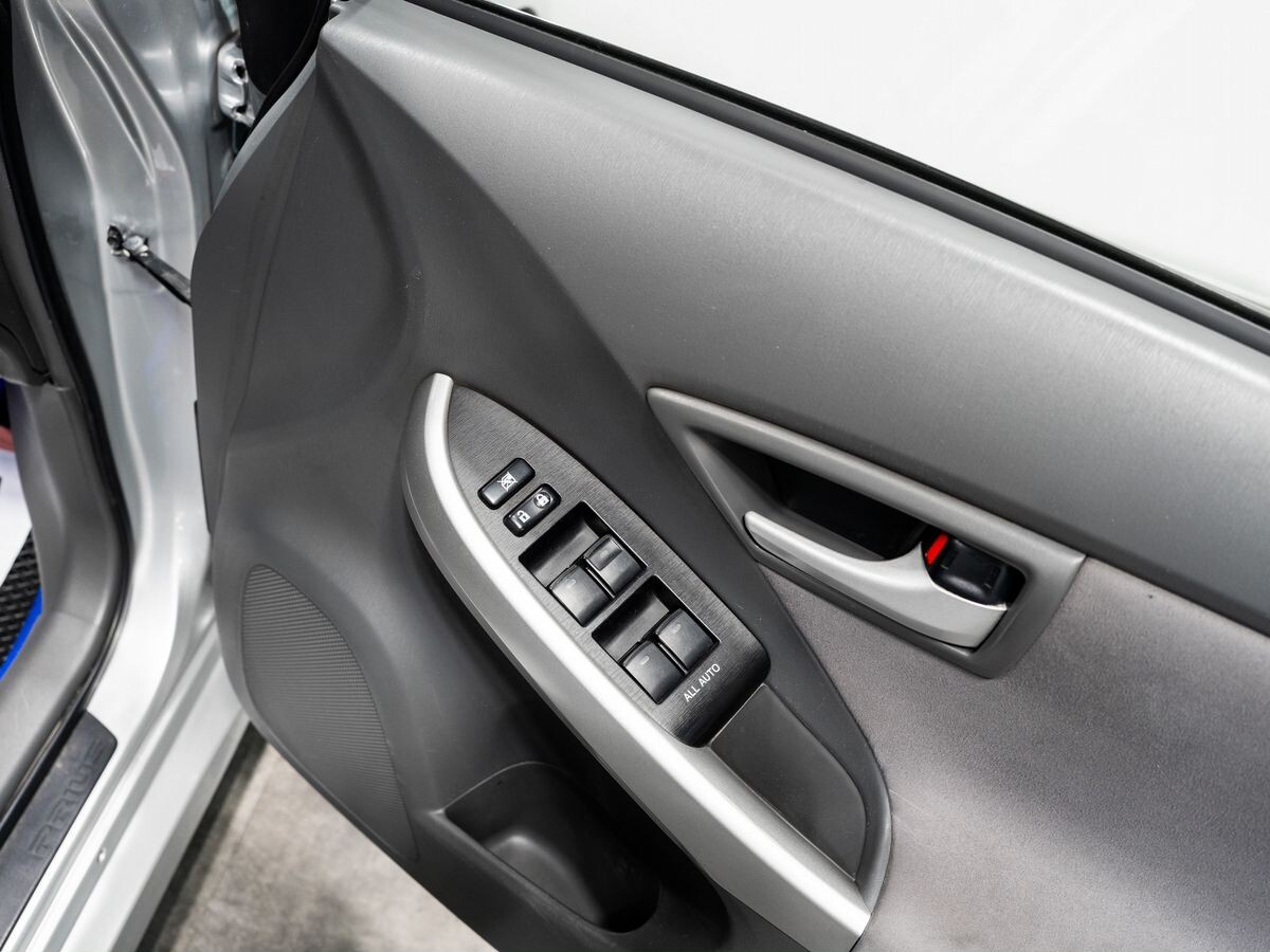 Toyota Prius 2010 - фото автомобиля