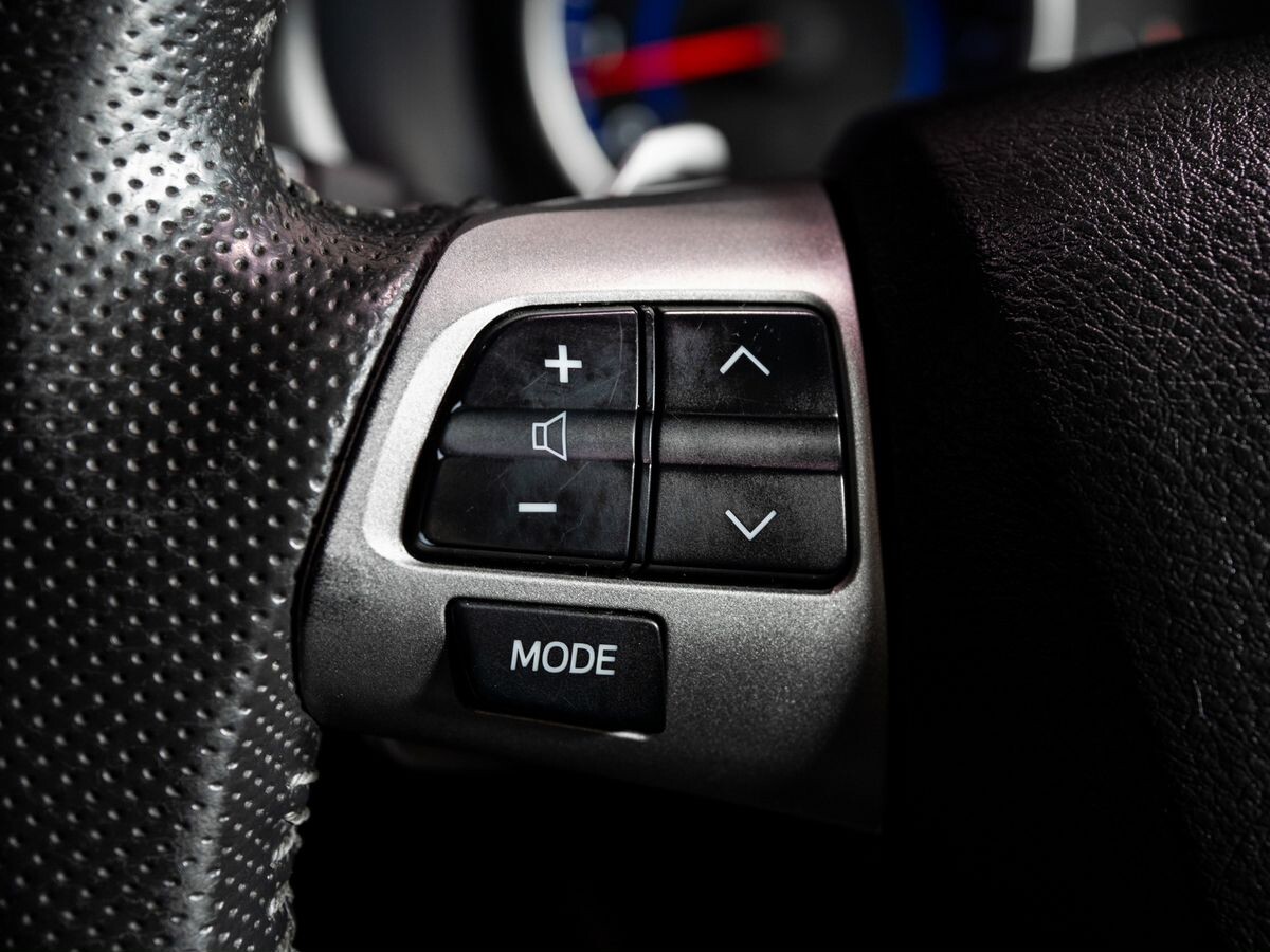 Toyota Wish 2012 - фото автомобиля