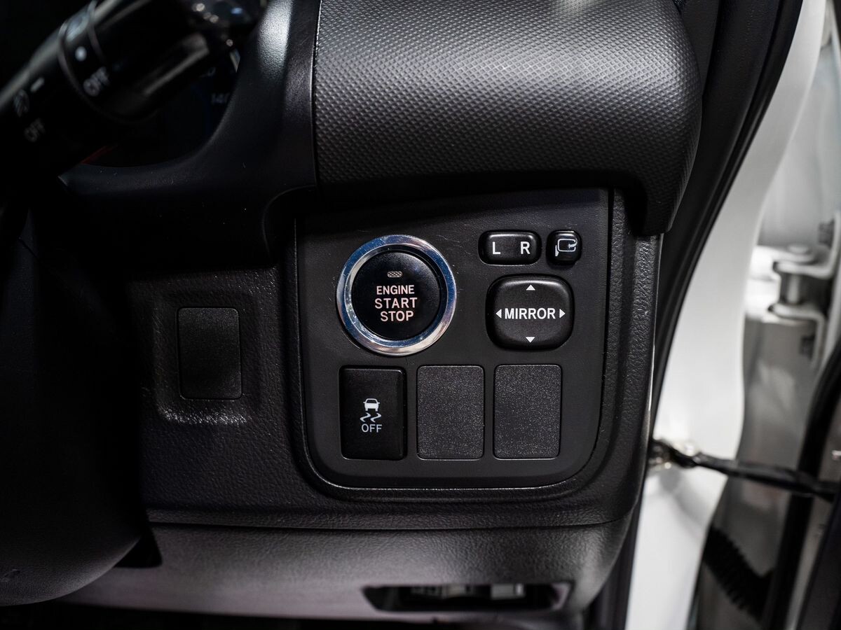 Toyota Wish 2012 - фото автомобиля